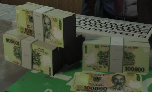 Купюра 100 000 вьетнамских донгов вместо денег