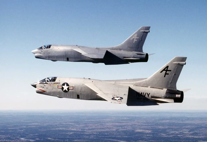 Управляемость для F-8E Crusader